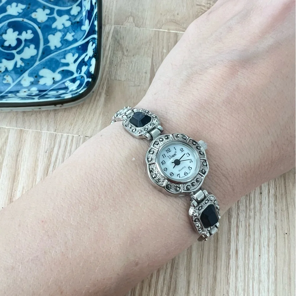 Vivani ladies silver tone bracelet watch NEW BATTERY